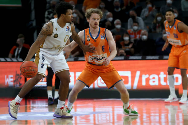 罗斯以7年生涯成就，获公牛队史首位1号球衣，与乔丹、皮蓬同列，引发热议。