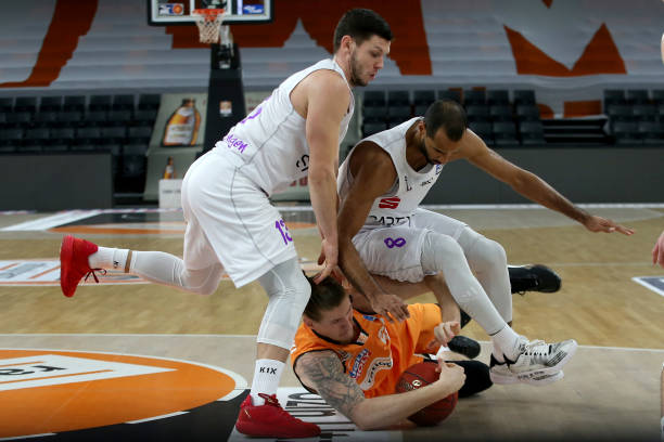 洛杉矶湖人以东契奇38分、11篮板5助攻领跑，太阳迪龙·布鲁克斯33分、吉莱斯皮28分助队反超，双方激烈对决。